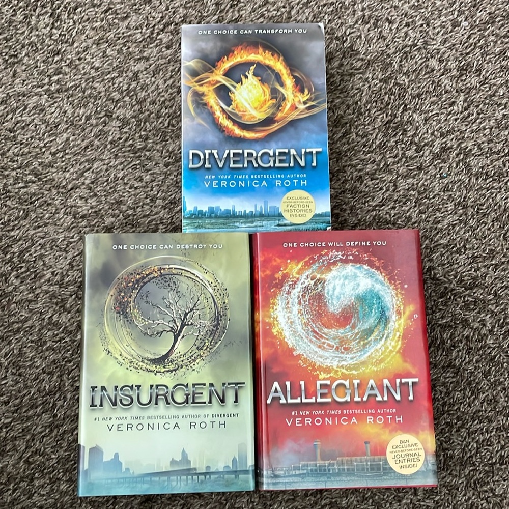 Divergent series by Veronica Roth